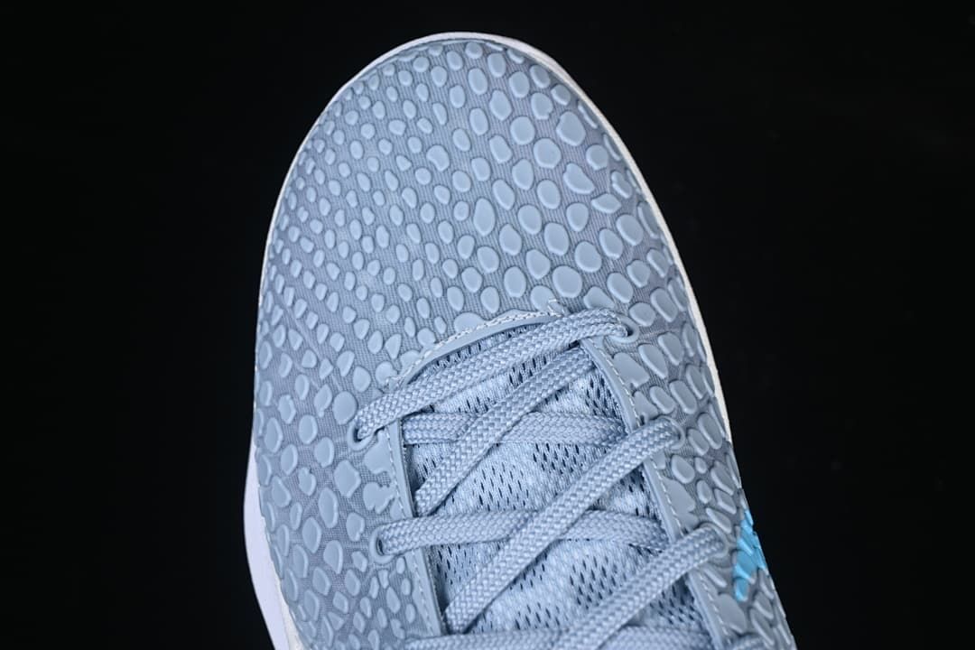 Top view of the textured toe and laces