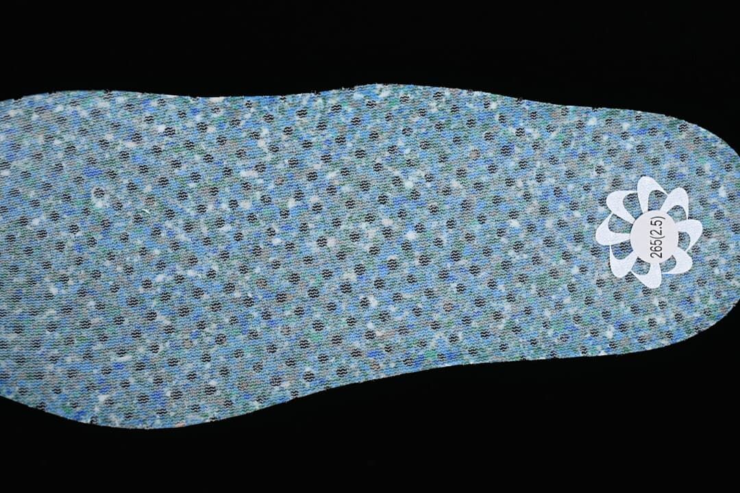 Close-up of the patterned insole with a visible 265 (42.5) size marking.
