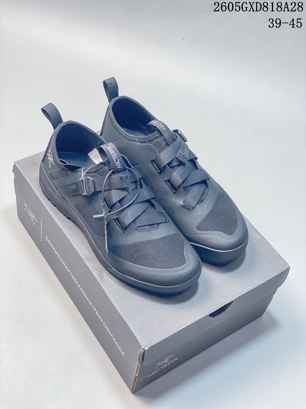 Pair of gray Arc'teryx Konseal low-cut shoes displayed on a branded box; image text shows 39–45 and 2605GXD818A28.