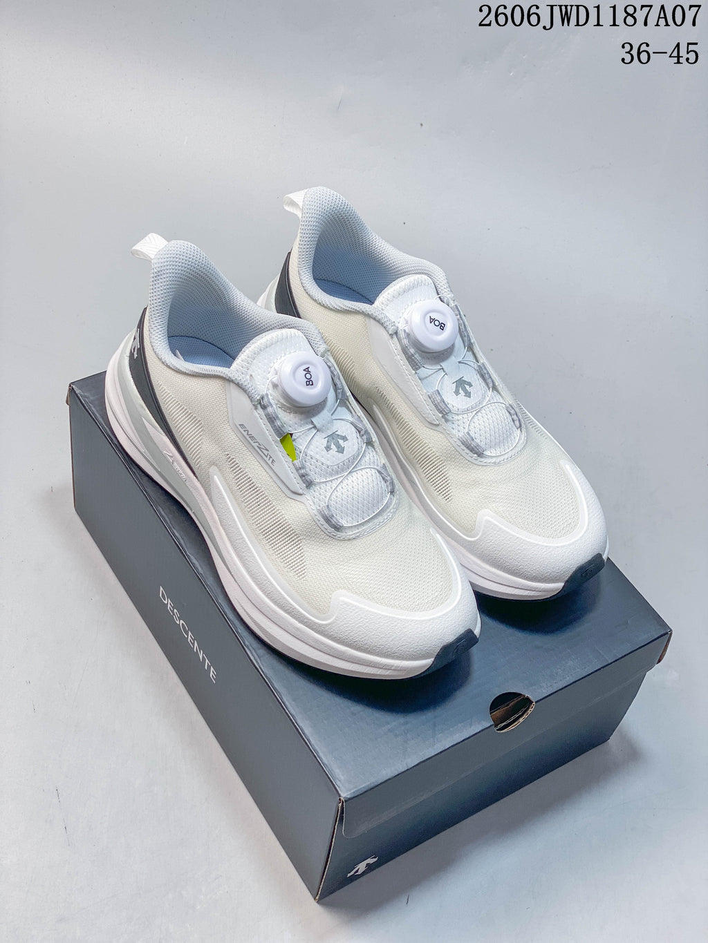 White DESCENTE LAVITATE TRAIL WIRE 3.0 shoes shown from above on a shoe box.