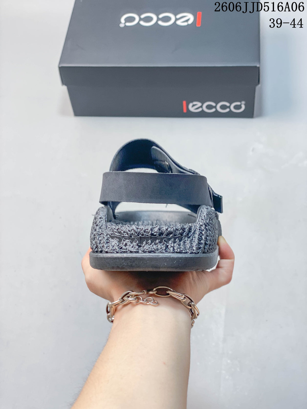 Rear view showing the heel strap and textured footbed; the image shows size range 39–44.
