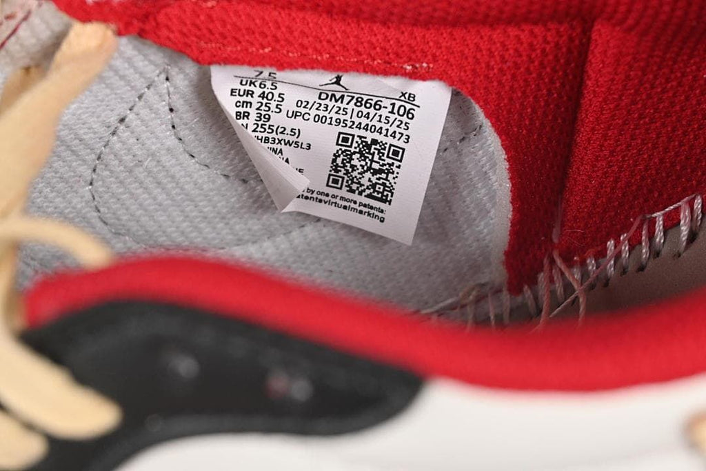 Interior size label showing EU 40.5, UK 6.5, and style code DM7866-106