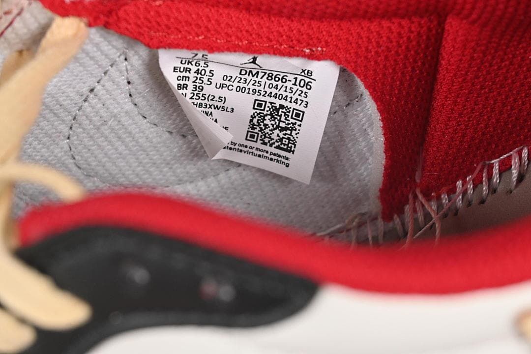 Interior size label showing EU 40.5, UK 6.5, and style code DM7866-106