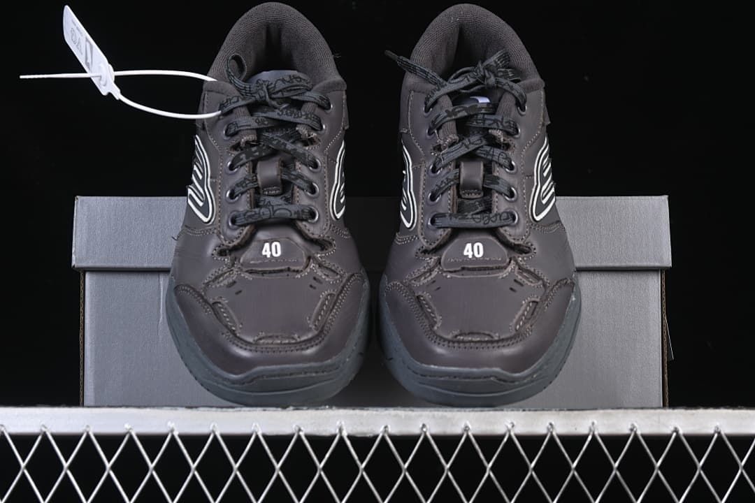 Front view of the pair showing lace-up design and size 40 markings