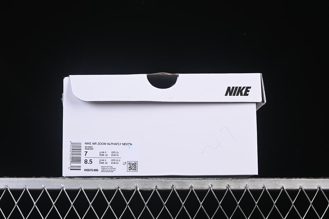 Shoe box label with model wording and size information