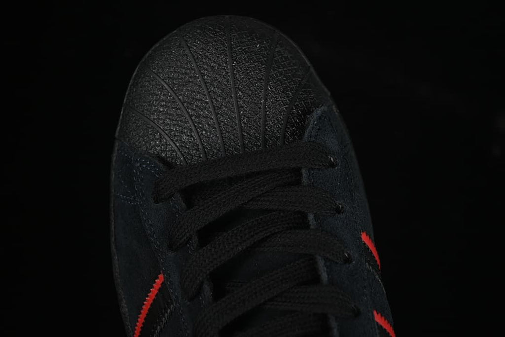Top view of the textured toe and lace area