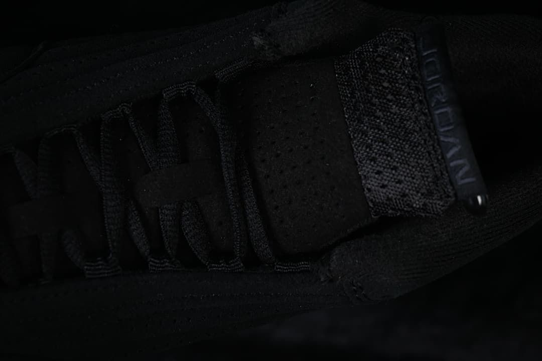 Close-up of the black laces and tongue
