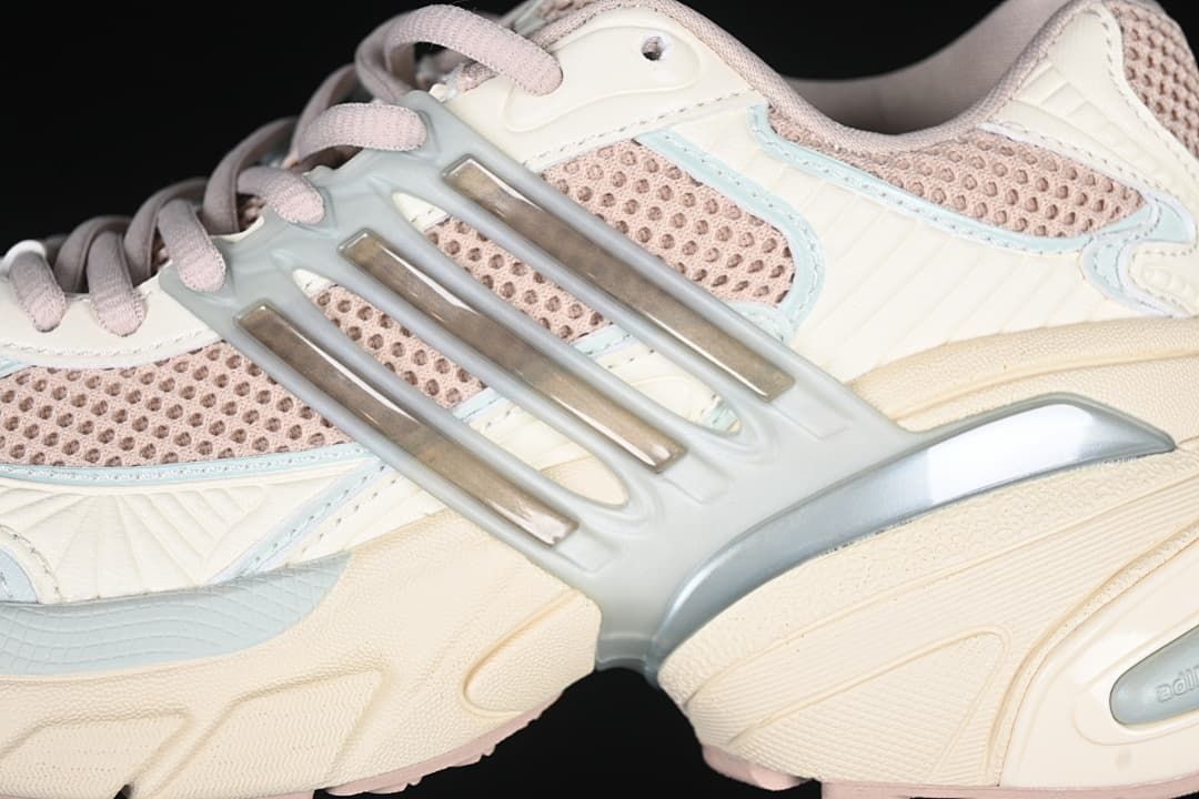 Close-up of mesh panels and the structured side cage