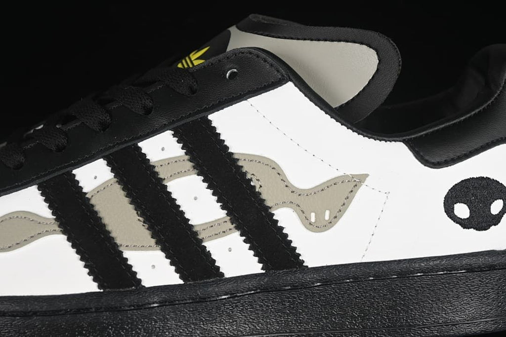 Close-up of black side stripes and grey graphic detailing