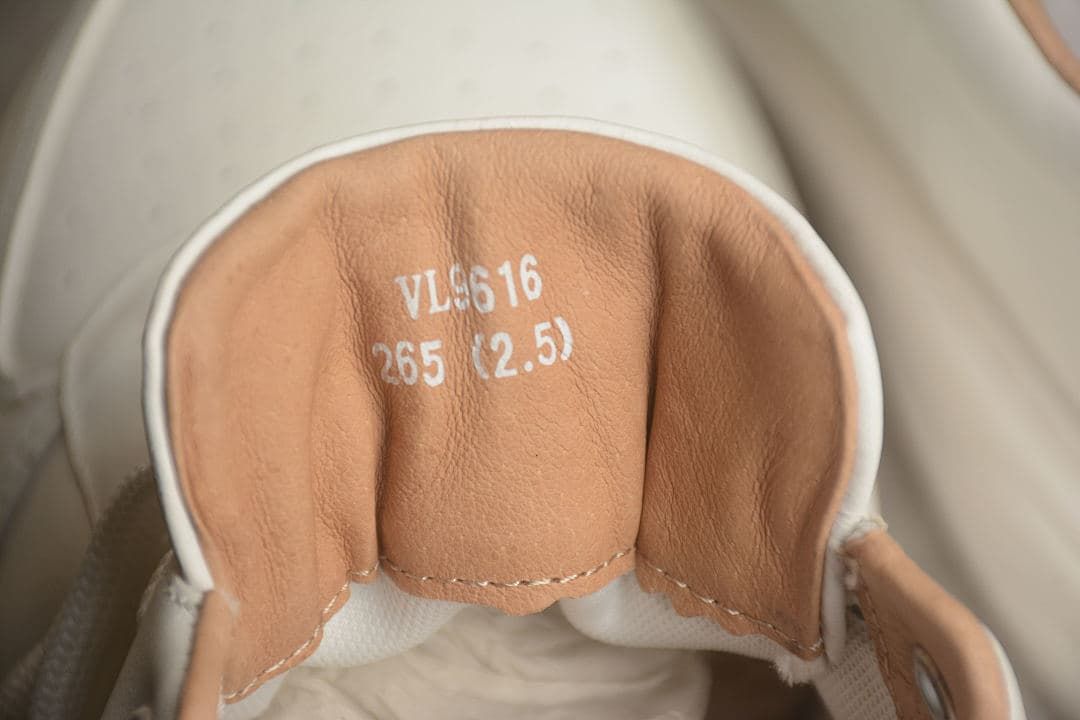 Inside tongue marking with size information: 265 (2.5)