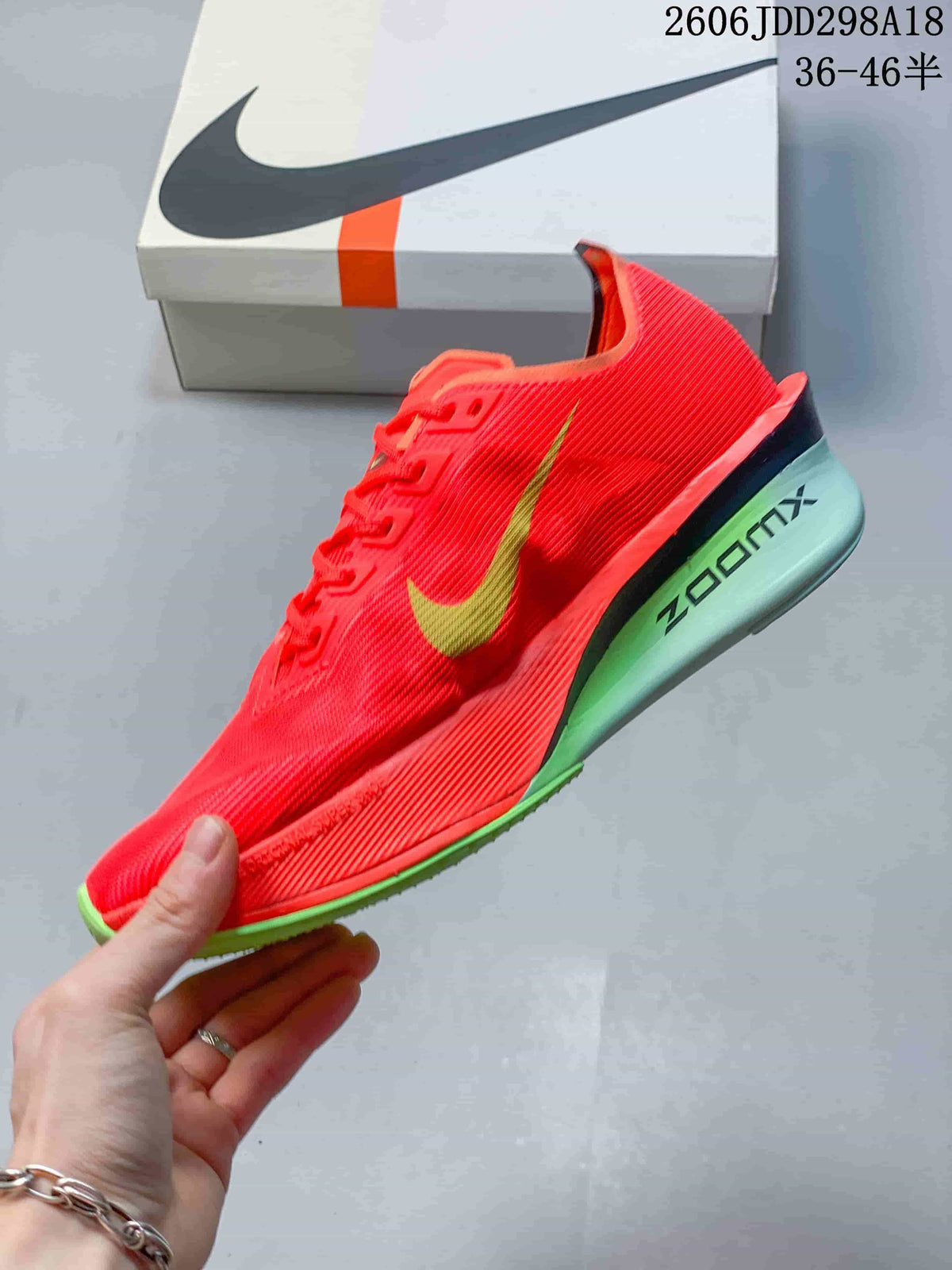 Side view of the red running shoe with gold-toned Swoosh and mint-green heel; image overlay shows a 36–46.5 size range.