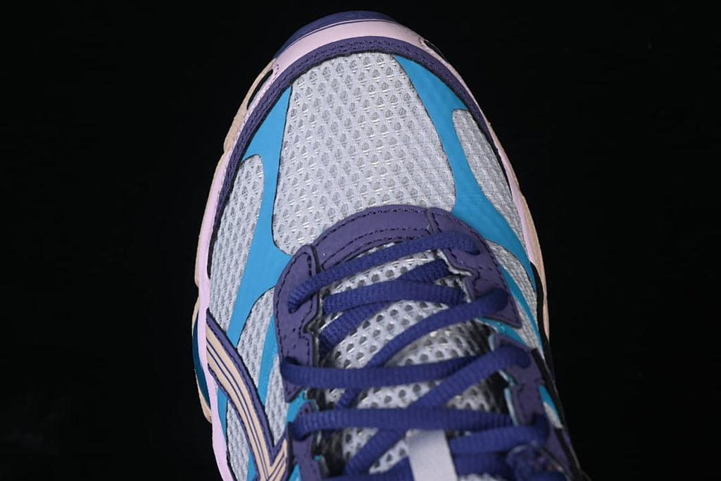 Top view of the light grey mesh toe and navy laces.
