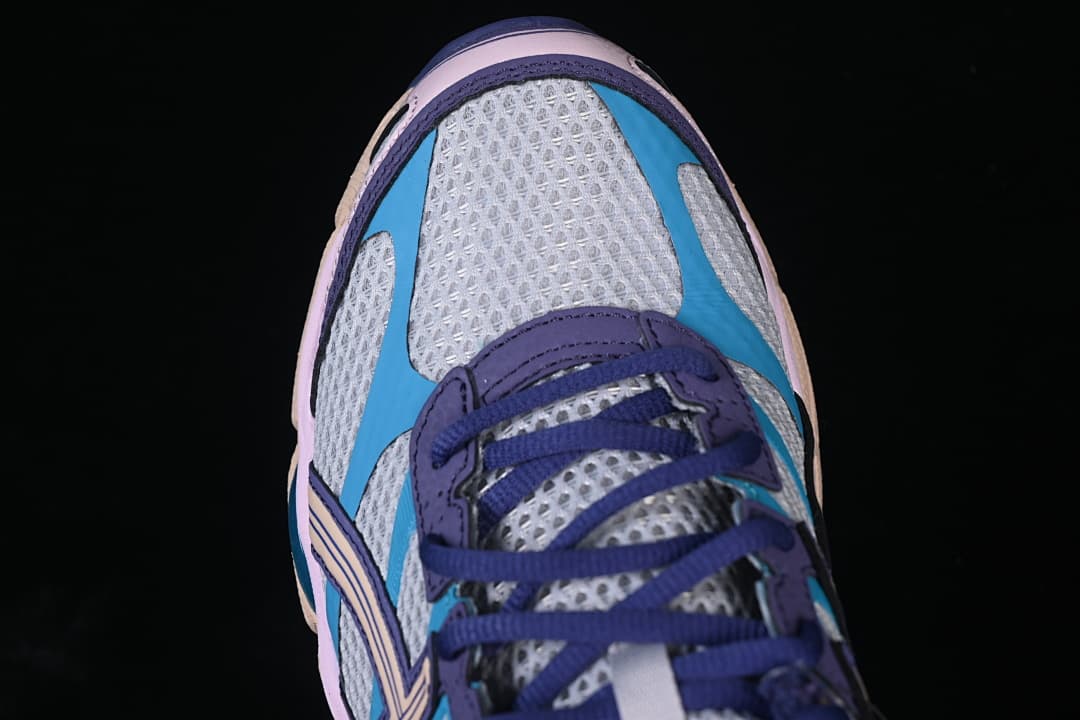 Top view of the light grey mesh toe and navy laces.