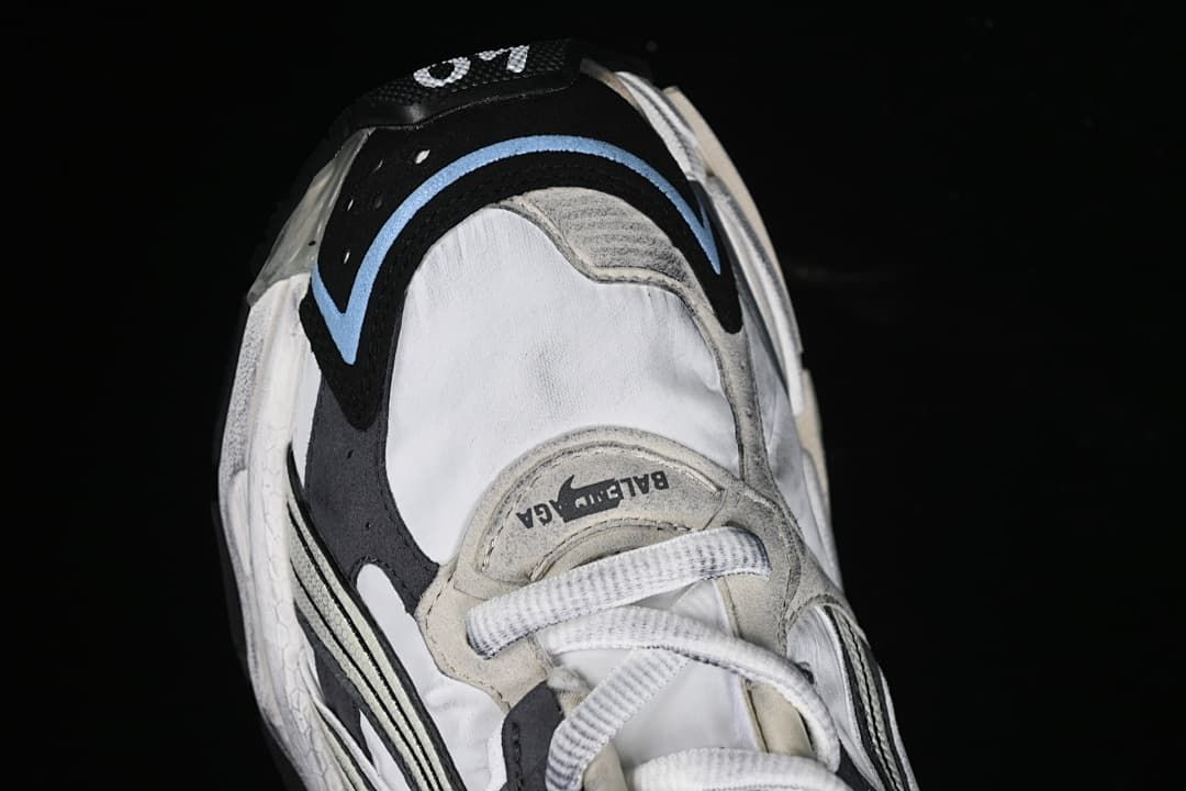 Top-front detail of the sneaker's toe and lace area.