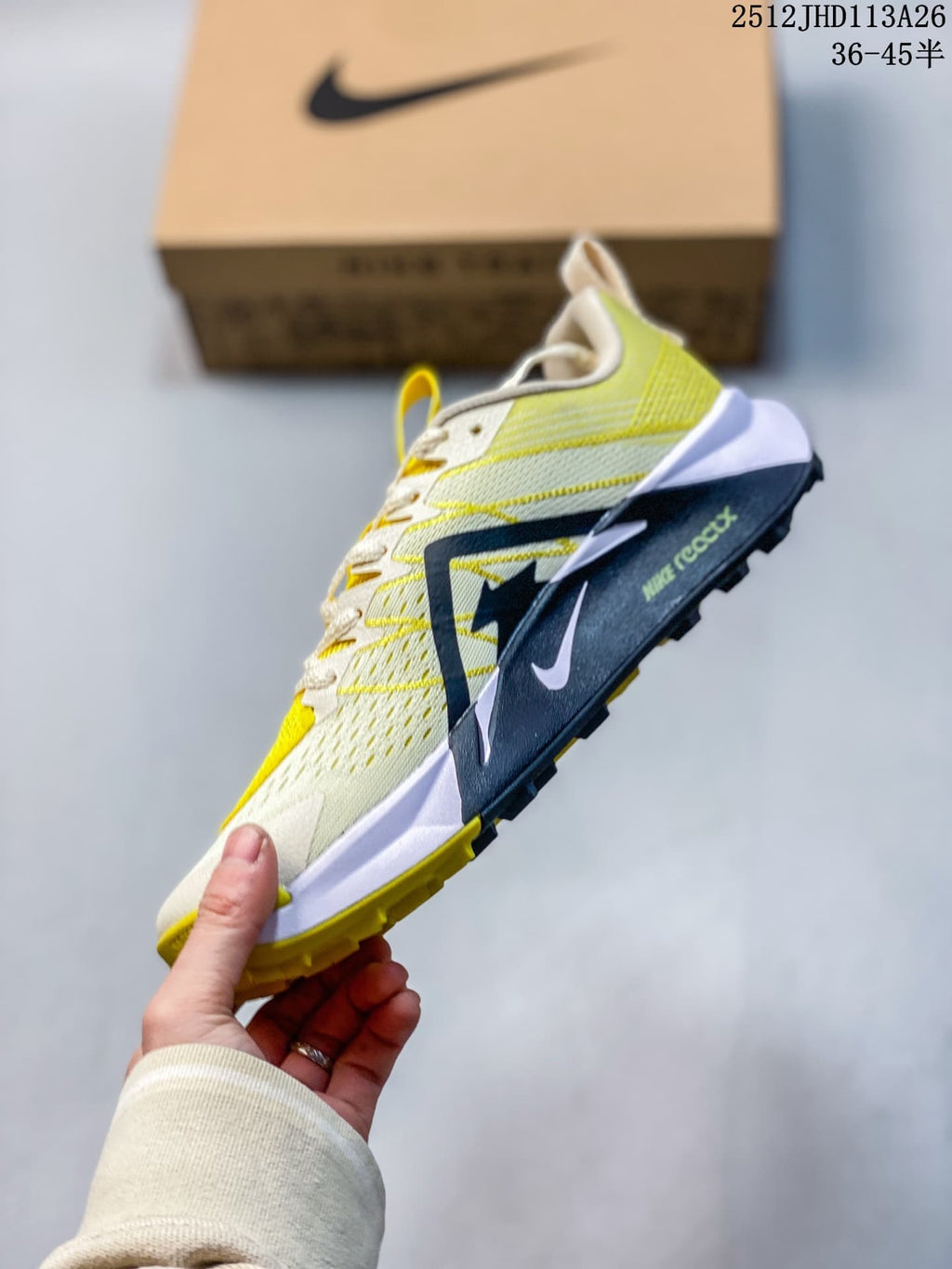 Side view of the off-white and yellow Nike ReactX Wildhorse 10 with dark side panel and rugged outsole; image overlay states sizes 36–45.5.