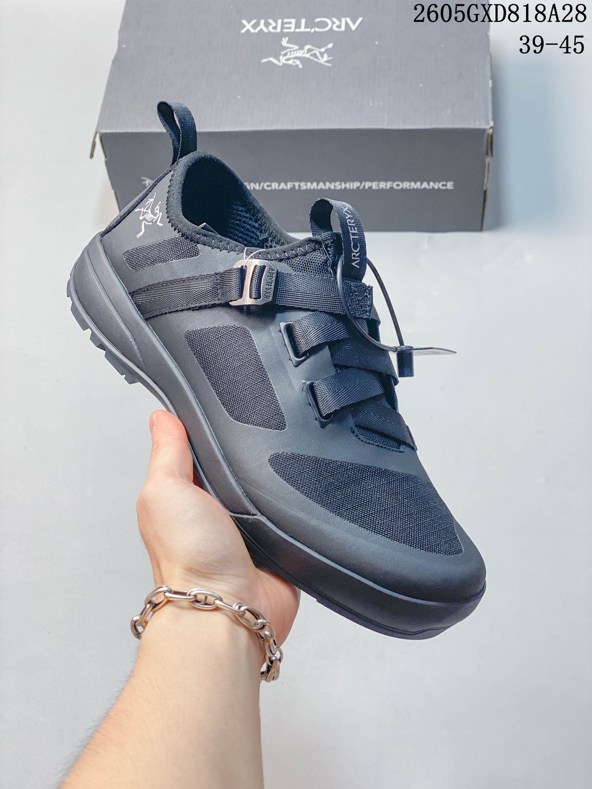 Angled close-up of the gray shoe showing its side panels, strap closure, and toe area; image text shows 39–45.