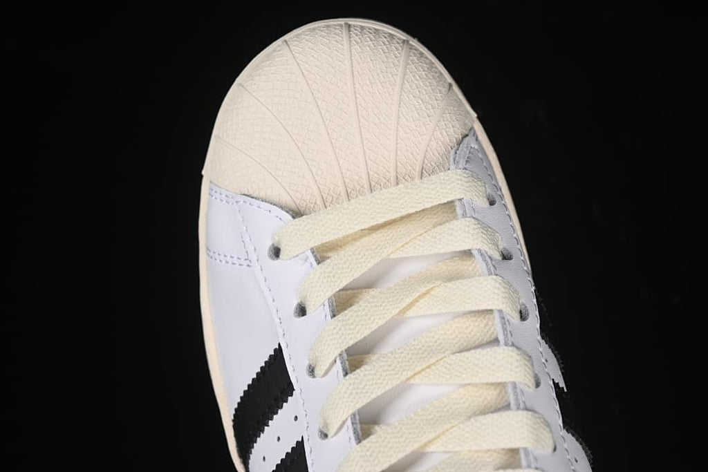 Top view of the textured shell toe and cream laces