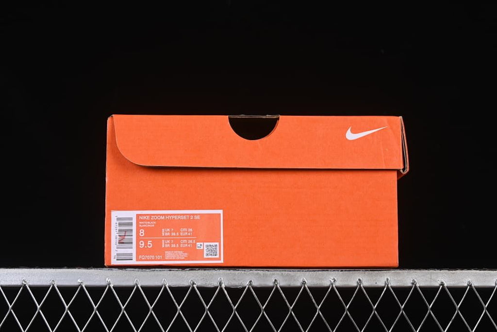 Orange shoe box with a label identifying Nike Zoom HyperSet 2 SE, style FQ7070-101, and sample sizes US 8 and 9.5.