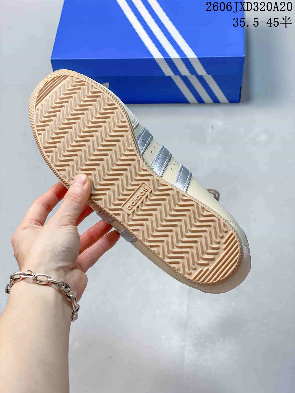 Close-up of the beige sneaker outsole with a zigzag tread pattern