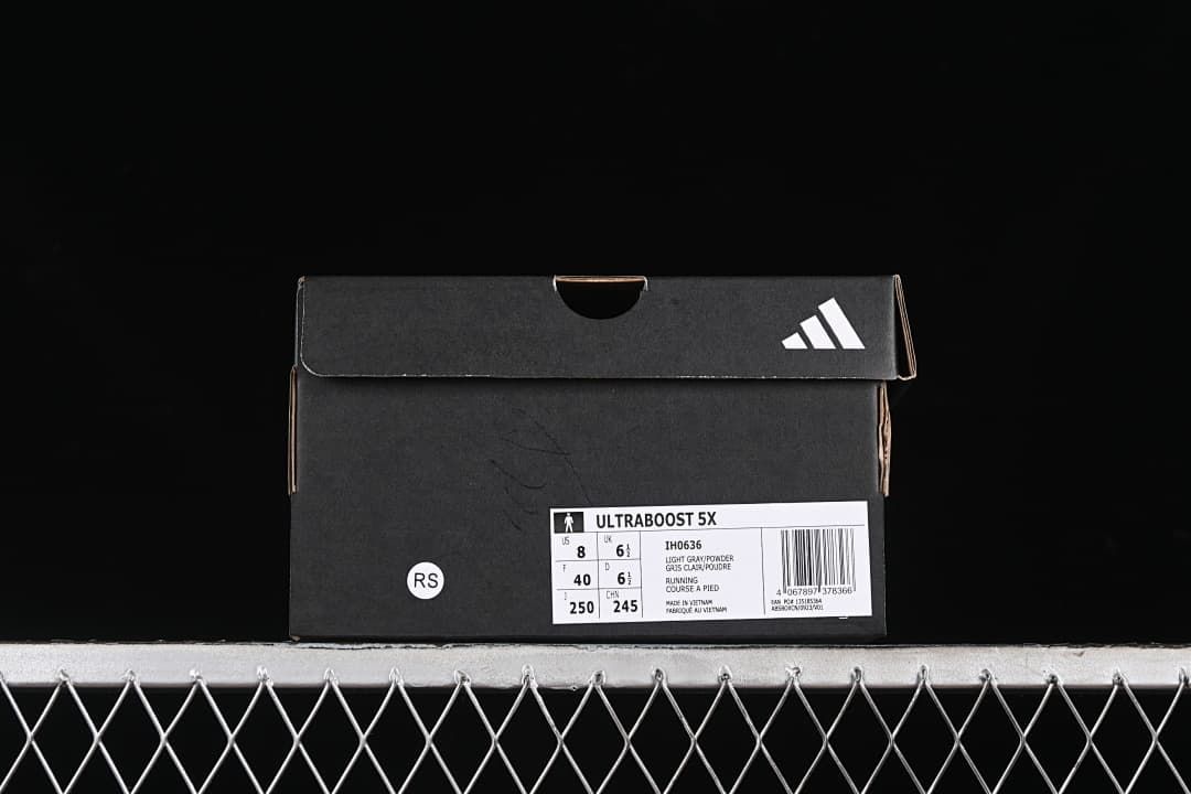 Shoe box label identifying Ultraboost 5X, style IH0636 and sample size EU 40