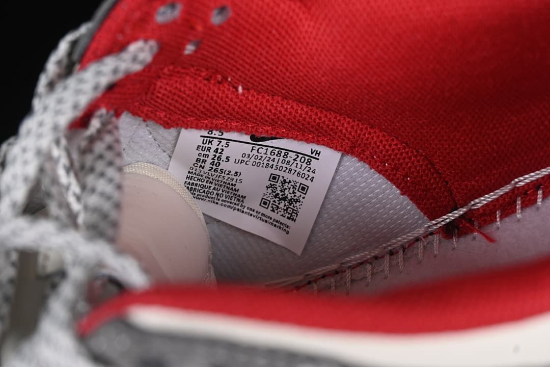 Close-up of the shoe size label inside the collar
