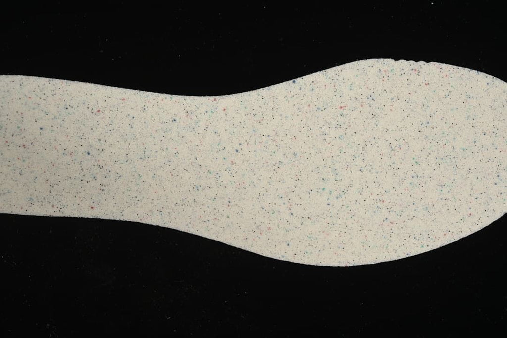 Light-colored shoe insert with multicolor speckled pattern