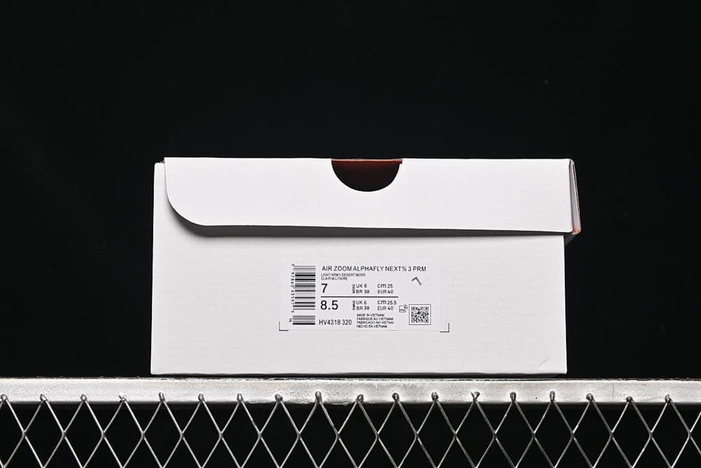 Shoe box label showing model name and size information