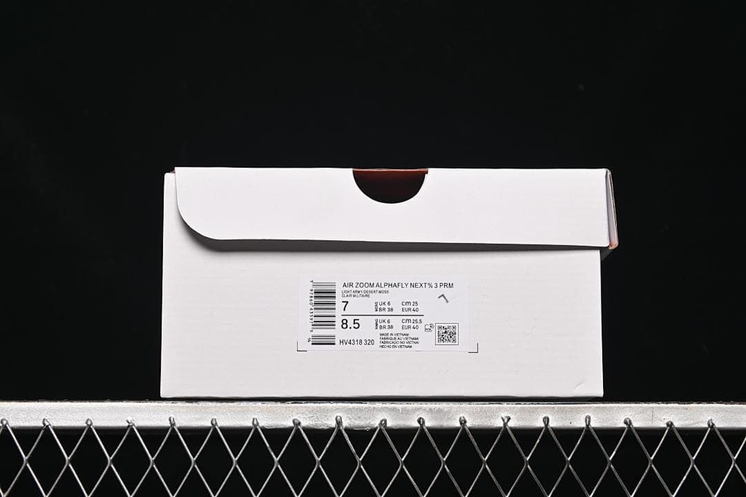 Shoe box label showing model name and size information