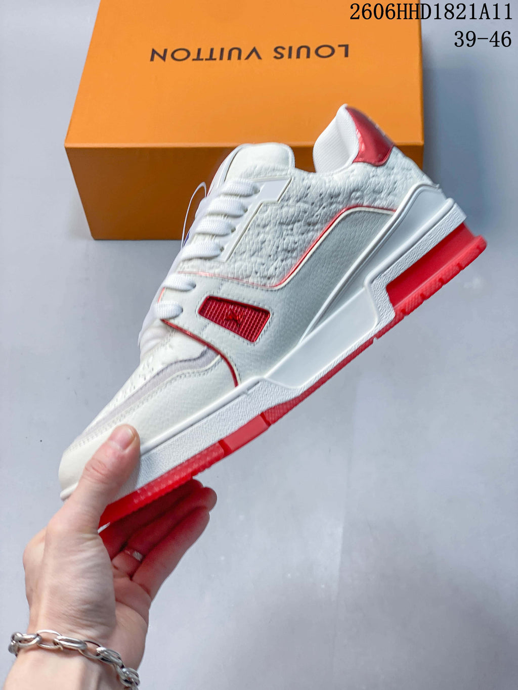 Side view of the white low-top sneaker with red accents and patterned panels; size range 39–46 printed in the image.
