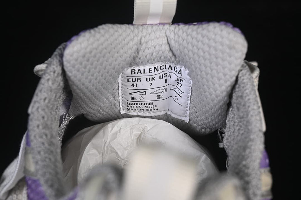 Tongue label showing size and product details.