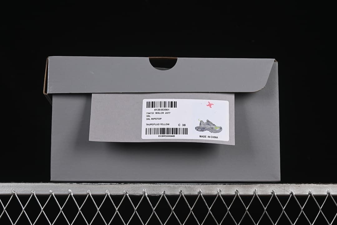 Shoebox label identifying the style as 3XL Ripstop in taupe and fluorescent yellow, size 38