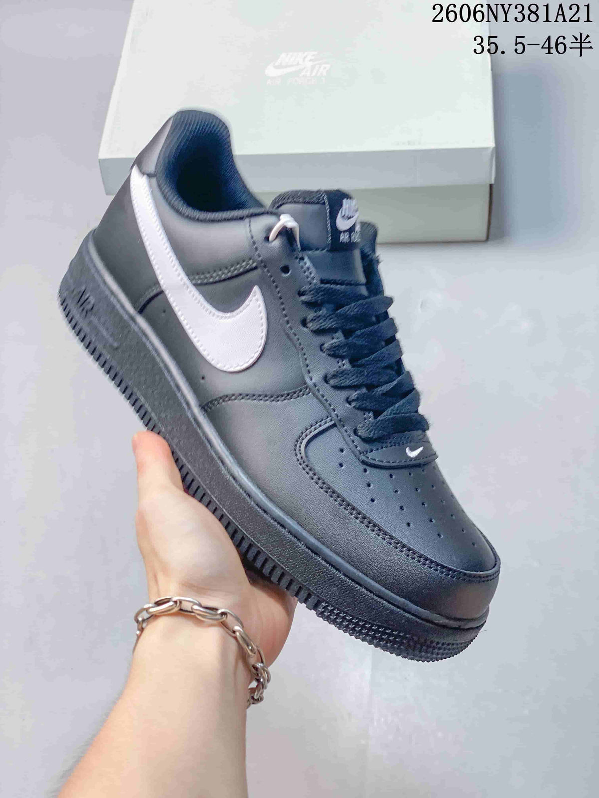 Angled side view of the dark sneaker with a white Swoosh and textured outsole; image text lists sizes 35.5–46.5.