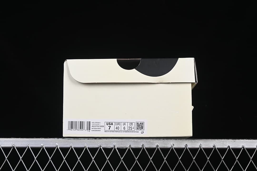 Shoebox label showing EU size 40 and style code AG3702-808.