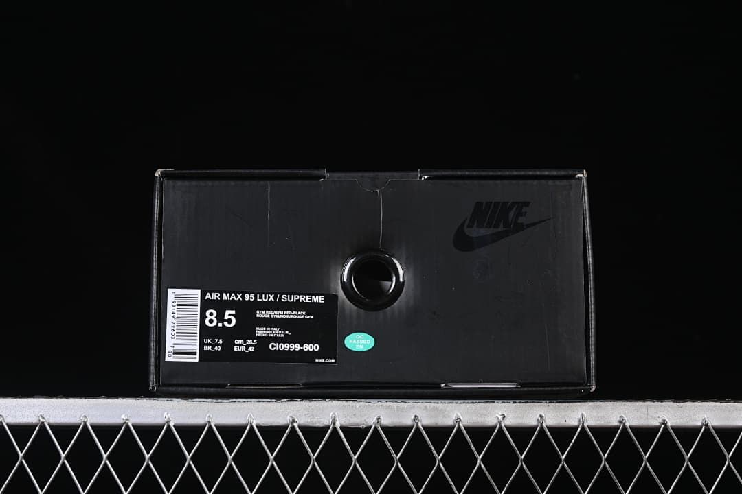 Black shoe box label identifying Air Max 95 Lux Supreme and EU size 42