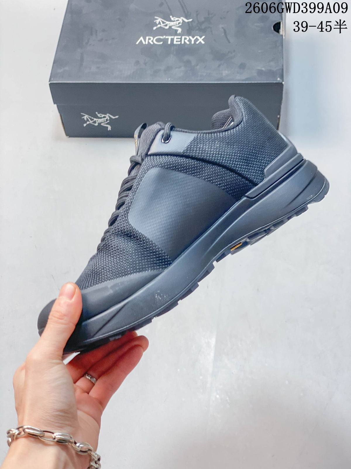 Side profile of the gray low-cut outdoor shoe