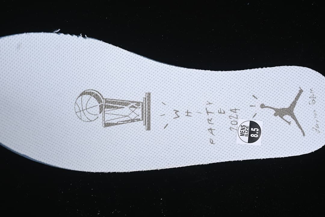 Insole with graphic details and a visible men's size 8.5 sticker.