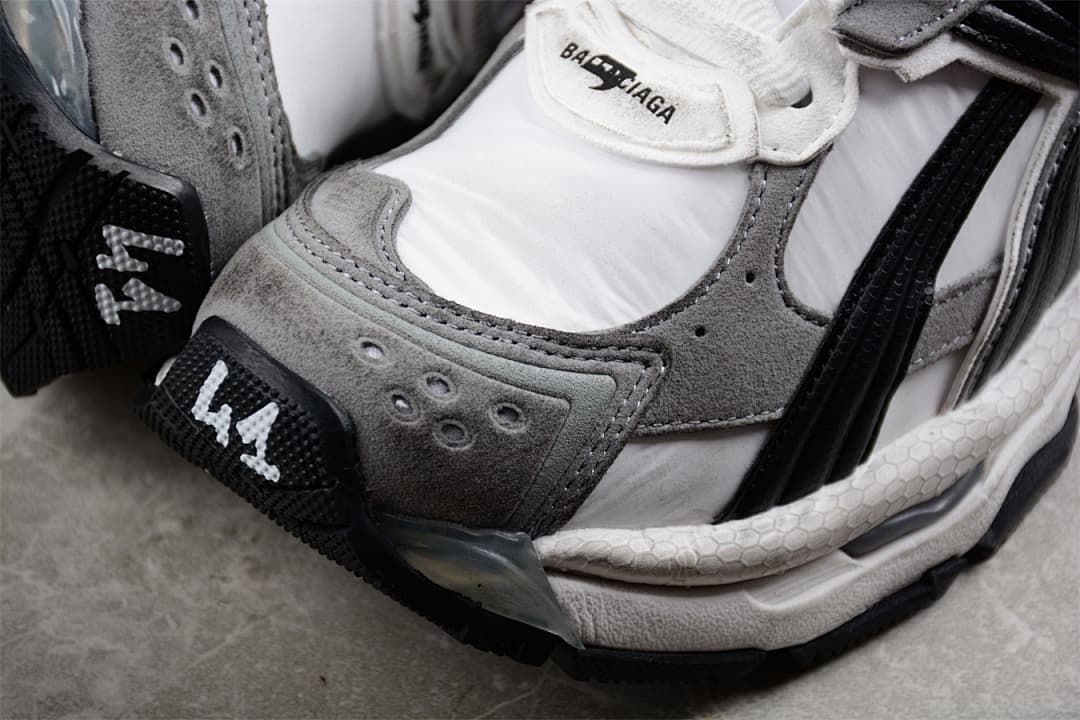 Close-up of the grey toe overlay and black heel details