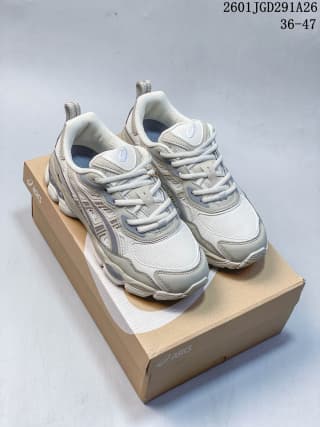 Pair of white and light-gray ASICS GEL-NYC RGD sneakers displayed on a product box; image text shows code 2601JGD291A26 and sizes 36–47.