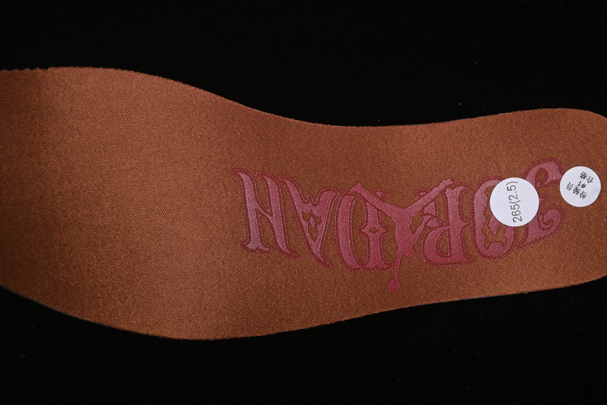 Brown insole with printed decorative lettering and a round size sticker reading 265 (2.5).