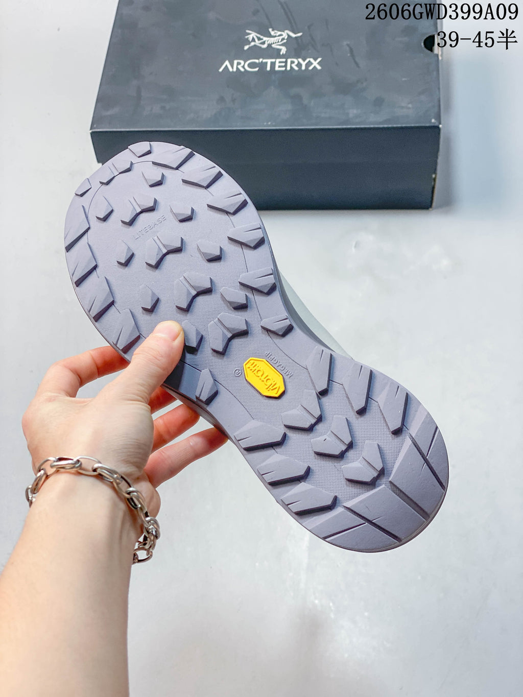 Close view of the lugged outsole, with a yellow Vibram mark; image overlay states sizes 39–45.5.