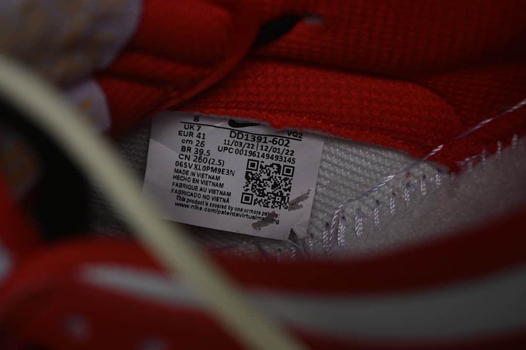 Interior size label showing EU 41 and style code DD1391-602