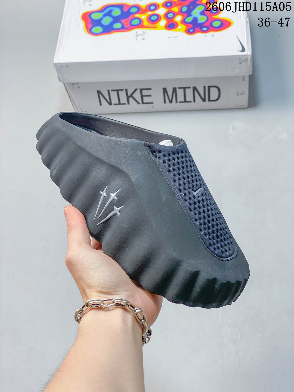 Dark gray Nike Mind slide with a contrasting dark upper panel