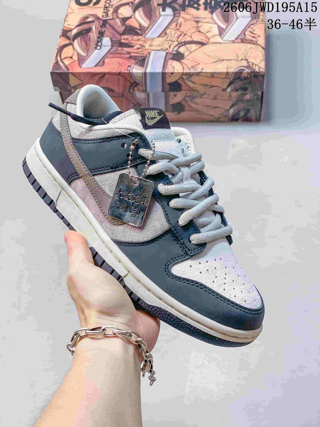 Nike SB Zoom Dunk Low sneaker in light gray and pink with a contrasting dark outsole.