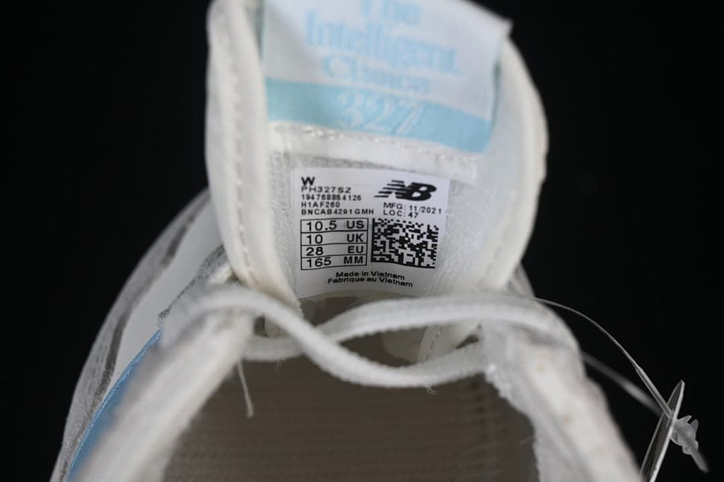 Close-up of the tongue label showing model PH327SZ and sample size US 10.5, UK 10, EU 28, and 165 mm.