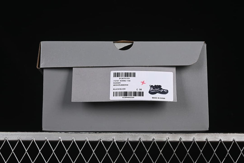 Shoebox label identifying the Runner, black/silver colorway, and W3RMU 1100 style code.