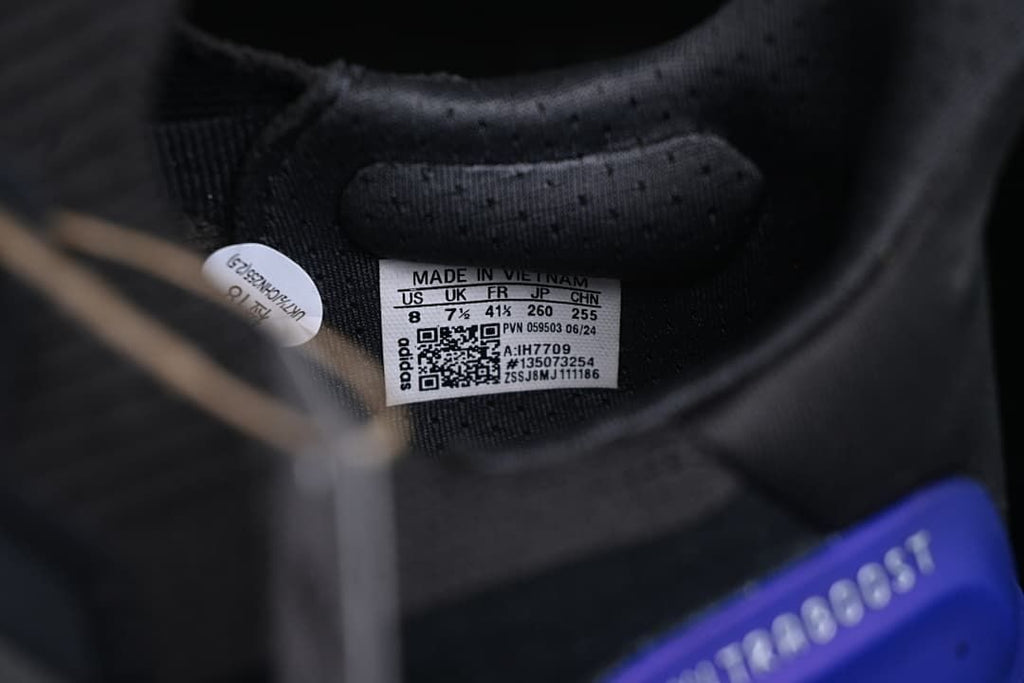 Interior size label showing sample sizing and product code IH7709