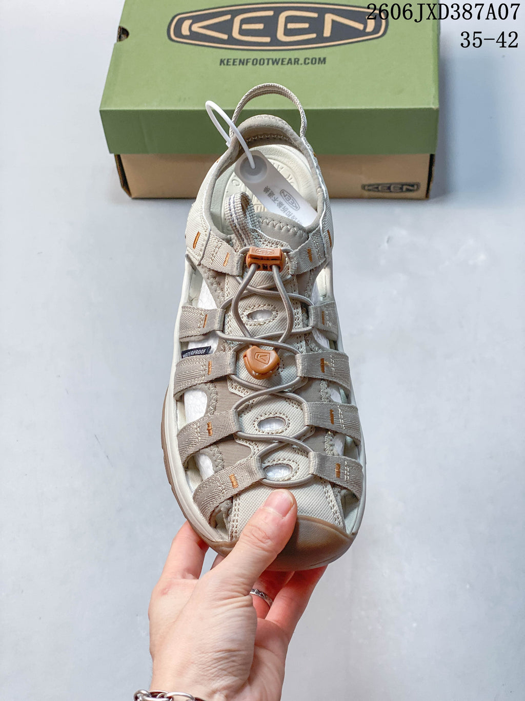 Top view of the sandal showing its cord lacing and closed-toe construction; image overlay shows 35–42.