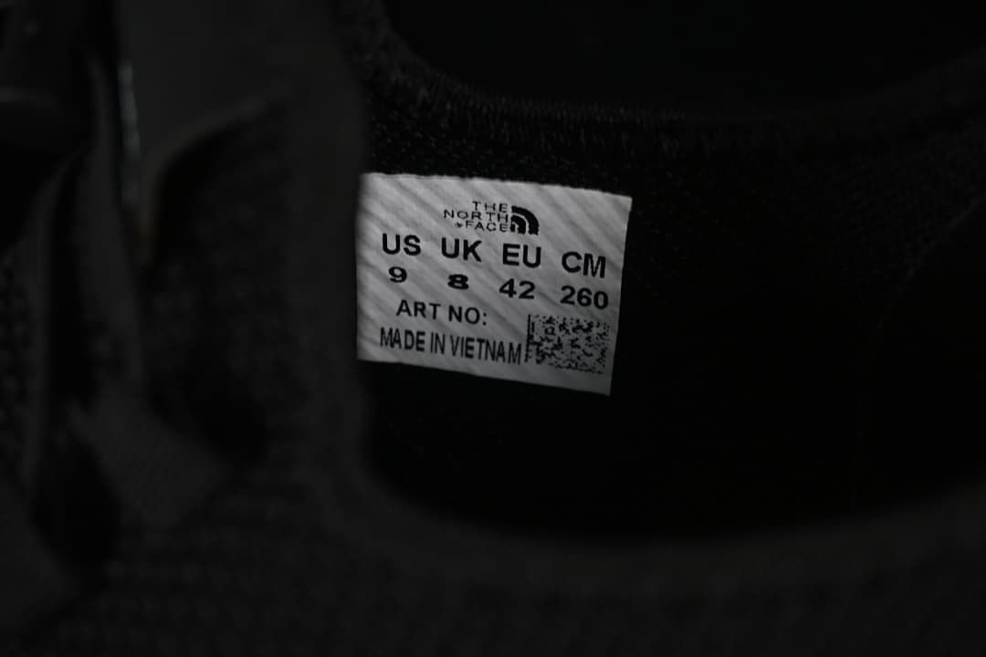 Inside size label showing US 9, UK 8, EU 42 and CM 260