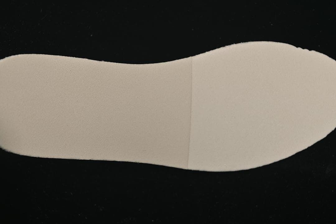 Plain light-colored insole shown separately