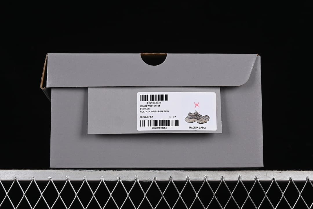 Shoebox label showing Stapler, style code W3ST49191, beige grey and size 37